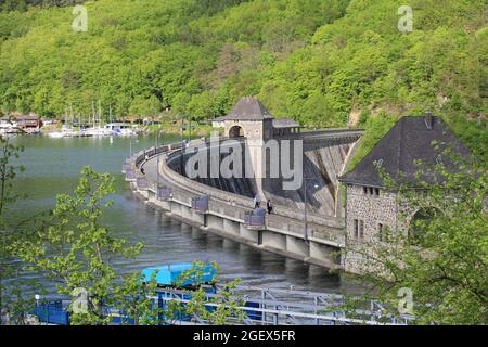 Der Eder-Staudamm - ein deutscher Staudamm. Der Fluss Eder wird zu einem Stausee aufgestaut. Der Edersee dient als Wasserversorgung für die Weser, ... Stockfoto