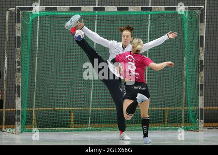 Torwartparade mit extremer Action. Handball-Torhüter mit Stand spaltet sich im Sprung gegen den Spieler. Stockfoto