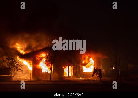 Greenville, USA. August 2021. Ein Gebäude brennt in der Innenstadt von Greenville, CA, als das Dixie-Feuer am 4. August 2021 durch die Stadt zerreißt. (Foto: Daniel Brown/Sipa USA) Quelle: SIPA USA/Alamy Live News Stockfoto