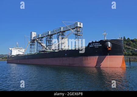 Seattle, WA / USA - 25. Juni 2021: Das unter der Flagge Hongkongs operirende maritime Trockenfrachtschiff BBG Tieshan ist verankert dargestellt. Stockfoto