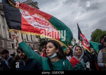 London, Großbritannien. August 2021. Massenproteste „Stoppen Sie die Tötung von Afghanen“. Tausende von britisch-afghanischen Menschen marschieren aus Protest gegen den kürzlichen Machtübernahme aller großen Städte Afghanistans durch die Taliban von Marble Arch nach Westminster. Die Demonstranten, viele von ihnen Frauen, hielten Plakate mit den Aufschrift „Stoppt die Unterdrückung afghanischer Frauen“, „Afghanistan blutet“ und „USA und NATO sind gescheitert“. Den Demonstranten schlossen sich Menschen aus dem Iran und dem Irak an, die Solidarität mit den Menschen in Afghanistan zeigten. Kredit: Guy Corbishley/Alamy Live Nachrichten Stockfoto