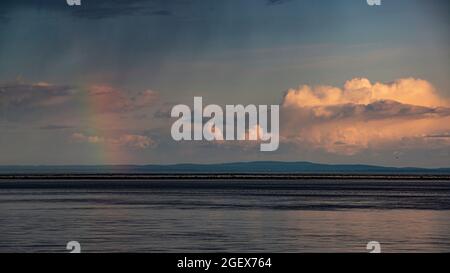 Tadoussac, Kanada - Juli 23 2021: Blick auf den Saguenay-Fluss mit Regenbogen bei Sonnenuntergang in Tadoussac Stockfoto