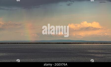 Tadoussac, Kanada - Juli 23 2021: Blick auf den Saguenay-Fluss mit Regenbogen bei Sonnenuntergang in Tadoussac Stockfoto