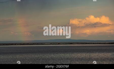 Tadoussac, Kanada - Juli 23 2021: Blick auf den Saguenay-Fluss mit Regenbogen bei Sonnenuntergang in Tadoussac Stockfoto