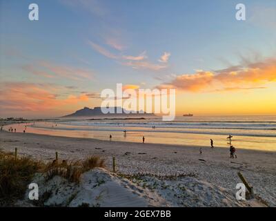 Kapstadt Sonnenuntergang Strand in Milnerton Südafrika Stockfoto