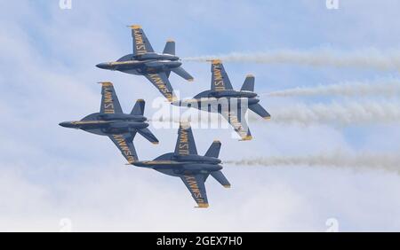 Chicago, USA. August 2021. Jets treten während der Chicago Air and Water Show 2021 in Chicago, USA, am 21. August 2021 auf. Die Chicagoer erhoben am Samstag ihre Augen in den Himmel, als die Chicago Air and Water Show 2021 in einer „erdachten“ Version zurückkam. Die kostenlosen und neu erdachten Air Show-Veranstaltungen sind Teil der „Open Chicago“-Initiative des Bürgermeisters von Chicago, die die drittgrößte US-Stadt sicher und vollständig wiedereröffnen soll. Quelle: Joel Lerner/Xinhua/Alamy Live News Stockfoto