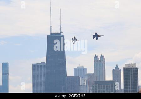 Chicago, USA. August 2021. Jets treten während der Chicago Air and Water Show 2021 in Chicago, USA, am 21. August 2021 auf. Die Chicagoer erhoben am Samstag ihre Augen in den Himmel, als die Chicago Air and Water Show 2021 in einer „erdachten“ Version zurückkam. Die kostenlosen und neu erdachten Air Show-Veranstaltungen sind Teil der „Open Chicago“-Initiative des Bürgermeisters von Chicago, die die drittgrößte US-Stadt sicher und vollständig wiedereröffnen soll. Quelle: Joel Lerner/Xinhua/Alamy Live News Stockfoto