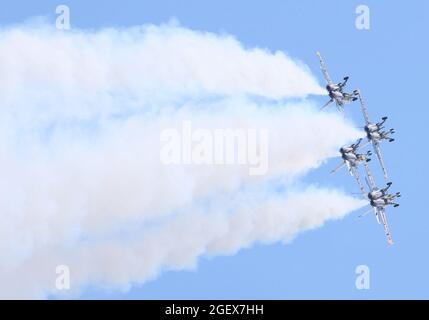 Chicago, USA. August 2021. Flugzeuge treten während der Chicago Air and Water Show 2021 in Chicago, USA, am 21. August 2021 auf. Die Chicagoer erhoben am Samstag ihre Augen in den Himmel, als die Chicago Air and Water Show 2021 in einer „erdachten“ Version zurückkam. Die kostenlosen und neu erdachten Air Show-Veranstaltungen sind Teil der „Open Chicago“-Initiative des Bürgermeisters von Chicago, die die drittgrößte US-Stadt sicher und vollständig wiedereröffnen soll. Quelle: Joel Lerner/Xinhua/Alamy Live News Stockfoto