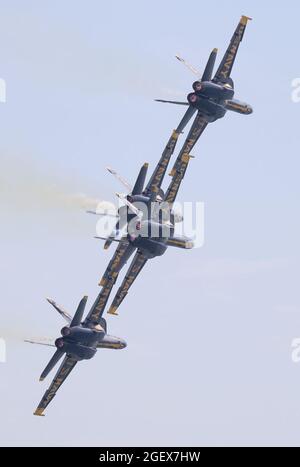 Chicago, USA. August 2021. Jets treten während der Chicago Air and Water Show 2021 in Chicago, USA, am 21. August 2021 auf. Die Chicagoer erhoben am Samstag ihre Augen in den Himmel, als die Chicago Air and Water Show 2021 in einer „erdachten“ Version zurückkam. Die kostenlosen und neu erdachten Air Show-Veranstaltungen sind Teil der „Open Chicago“-Initiative des Bürgermeisters von Chicago, die die drittgrößte US-Stadt sicher und vollständig wiedereröffnen soll. Quelle: Joel Lerner/Xinhua/Alamy Live News Stockfoto