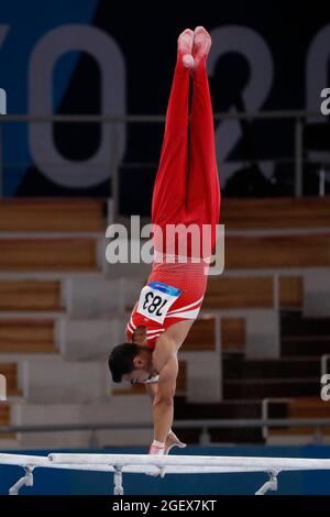 Tokio, Kanto, Japan. August 2021. Ferhat Arican (TUR) an den parallelen Bars während der Olympischen Sommerspiele 2020 in Tokio im Ariake Gymnastik Center. (Bild: © David McIntyre/ZUMA Press Wire) Stockfoto