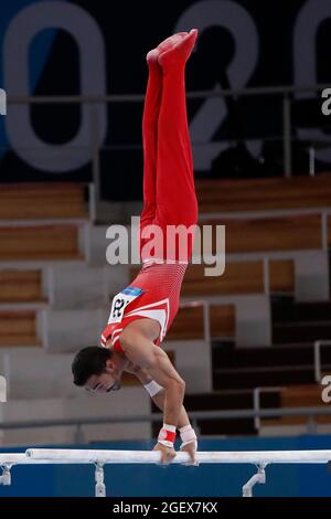 Tokio, Kanto, Japan. August 2021. Ferhat Arican (TUR) an den parallelen Bars während der Olympischen Sommerspiele 2020 in Tokio im Ariake Gymnastik Center. (Bild: © David McIntyre/ZUMA Press Wire) Stockfoto