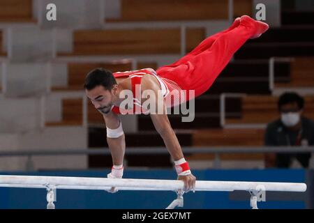 Tokio, Kanto, Japan. August 2021. Ferhat Arican (TUR) an den parallelen Bars während der Olympischen Sommerspiele 2020 in Tokio im Ariake Gymnastik Center. (Bild: © David McIntyre/ZUMA Press Wire) Stockfoto