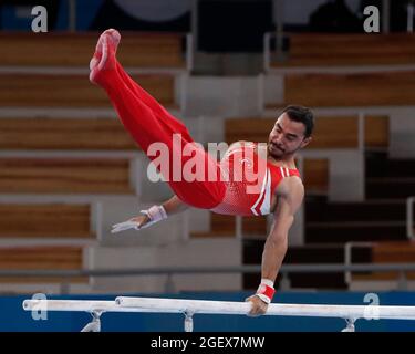 Tokio, Kanto, Japan. August 2021. Ferhat Arican (TUR) an den parallelen Bars während der Olympischen Sommerspiele 2020 in Tokio im Ariake Gymnastik Center. (Bild: © David McIntyre/ZUMA Press Wire) Stockfoto