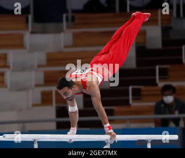 Tokio, Kanto, Japan. August 2021. Ferhat Arican (TUR) an den parallelen Bars während der Olympischen Sommerspiele 2020 in Tokio im Ariake Gymnastik Center. (Bild: © David McIntyre/ZUMA Press Wire) Stockfoto