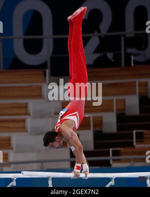 Tokio, Kanto, Japan. August 2021. Ferhat Arican (TUR) an den parallelen Bars während der Olympischen Sommerspiele 2020 in Tokio im Ariake Gymnastik Center. (Bild: © David McIntyre/ZUMA Press Wire) Stockfoto