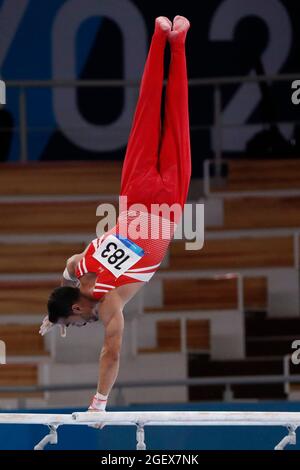 Tokio, Kanto, Japan. August 2021. Ferhat Arican (TUR) an den parallelen Bars während der Olympischen Sommerspiele 2020 in Tokio im Ariake Gymnastik Center. (Bild: © David McIntyre/ZUMA Press Wire) Stockfoto