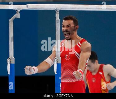 Tokio, Kanto, Japan. August 2021. Ferhat Arican (TUR) an den parallelen Bars während der Olympischen Sommerspiele 2020 in Tokio im Ariake Gymnastik Center. (Bild: © David McIntyre/ZUMA Press Wire) Stockfoto