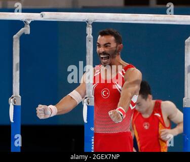 Tokio, Kanto, Japan. August 2021. Ferhat Arican (TUR) an den parallelen Bars während der Olympischen Sommerspiele 2020 in Tokio im Ariake Gymnastik Center. (Bild: © David McIntyre/ZUMA Press Wire) Stockfoto