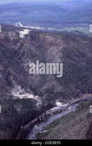 Luftaufnahme von Beryl Spring und Monument Geyser Basin, Gibbon Geyser Basin, Yellowstone National Park ; Datum: 2001 Stockfoto