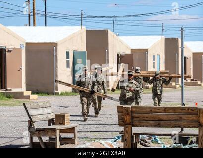 Soldaten mit Kampfteam der 2. Panzerbrigade und der 1. Panzerdivision bringen Ausrüstung zum Eingang des Dona Ana Range Complex in der Nähe von Fort Bliss, New Mexico, 19. August 2021. Das Verteidigungsministerium stellt zur Unterstützung des Außenministeriums Transportmittel und provisorische Unterkünfte zur Verfügung, um die Operation Allies Refuge zu unterstützen. Diese Initiative geht auf das Engagement Amerikas für afghanische Bürger zurück, die den Vereinigten Staaten geholfen haben, und bietet ihnen wichtige Unterstützung an sicheren Orten außerhalb Afghanistans. (USA Armee Foto von: Staff Sgt. Michael West/2ABCT) Stockfoto