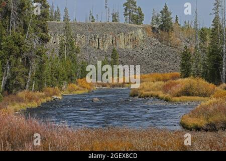 Gardner River und Sheepeater Cliff ; Datum: 28. September 2012 Stockfoto