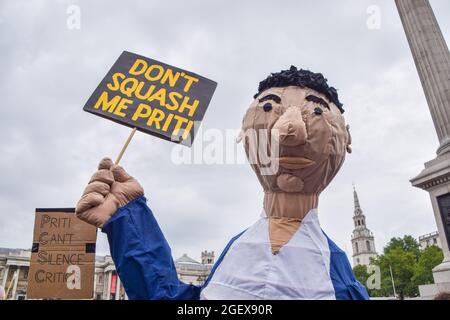 London, Großbritannien. August 2021. Ein Demonstranten, der ein Kostüm trägt, hält ein Plakat mit der Aufschrift "Don't Squash me Priti (Patel)" während des Protestes zum Töten des Gesetzentwurfs.Demonstranten versammelten sich auf dem Trafalgar Square, um gegen das Gesetz über Polizei, Verbrechen, Verurteilung und Gerichte zu protestieren. (Foto: Vuk Valcic/SOPA Images/Sipa USA) Quelle: SIPA USA/Alamy Live News Stockfoto