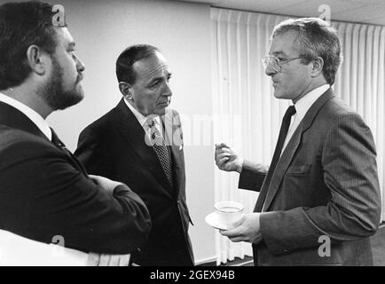 Austin Texas USA, um 1993: Industriebeamte diskutieren die Bildung eines Ausschusses, um den Missbrauch von Farbe und Klebstoff zu untersuchen. ©Bob Daemmrich Stockfoto