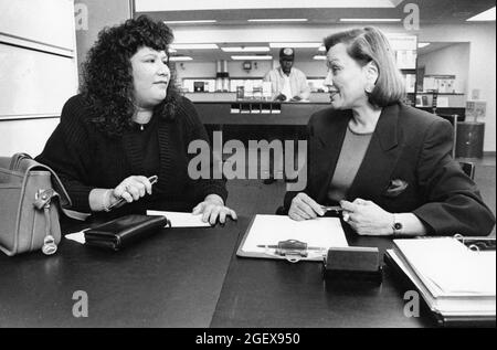 Austin Texas USA, um 1993: Weibliche Kreditbeauftragte der Nation's Bank, rechts, spricht mit Kunden über die Finanzierung. ©Bob Daemmrich Stockfoto