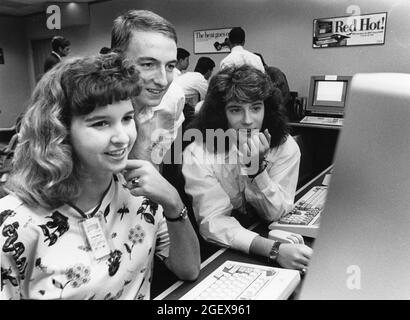 Austin Texas USA, um 1993: Schüler der High School-Wissenschaft checken während einer Exkursion Computer in einem High-Tech-Unternehmen. ©Bob Daemmrich Stockfoto