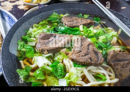 Taiwan Beef Nudel, eine Nahaufnahme der taiwanesischen Tradition gewürzte Suppe Rindfleisch Nudeln mit Gemüse in Food-Restaurant. Stockfoto