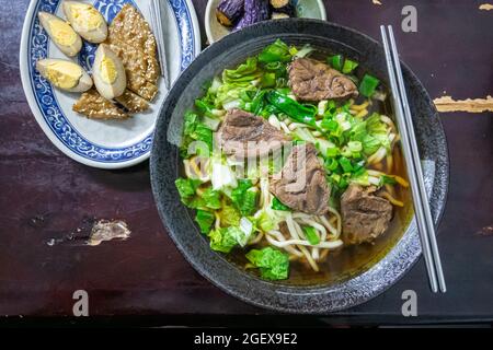 Taiwan Beef Nudel, eine Nahaufnahme der taiwanesischen Tradition gewürzte Suppe Rindfleisch Nudeln mit Gemüse in Food-Restaurant. Stockfoto