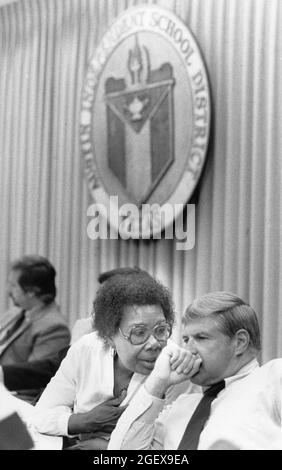 Austin Texas USA, um 1989: Mitglieder des Kuratoriums der Austin Independent School District beraten bei einer öffentlichen Versammlung über Gehaltserhöhungen für Lehrer. ©Bob Daemmrich Stockfoto