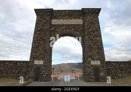 Roosevelt Arch am Nordeingang von Yellowstone während der Schließung der Regierung ; Datum: 9. Oktober 2013 Stockfoto