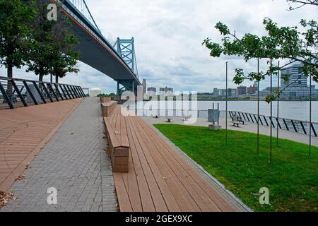 Die Benjamin Franklin Bridge überspannt den Delaware River an einem bewölkten Tag und wird vom Pier der Race Street in Philadelphia, Pennsylvania, aus gesehen -05 Stockfoto