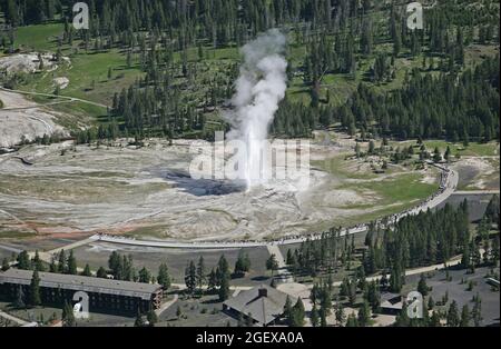 Luftaufnahme von Old Faithful Geyser ; Datum: 22. Juni 2006 Stockfoto