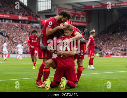 Liverpool. August 2021. Liverpools Sadio Mane (vorne) feiert mit seinen Teamkollegen, nachdem er am 21. August 2021 beim Spiel der englischen Premier League zwischen Liverpool und Burnley in Anfield in Liverpool, Großbritannien, das zweite Tor erzielt hatte. NICHT ZUM VERKAUF FÜR MARKETING- ODER WERBEKAMPAGNEN. KEINE VERWENDUNG MIT NICHT AUTORISIERTEN AUDIO-, VIDEO-, DATEN-, REGALLISTEN-, CLUB/LEAGUE-LOGOS ODER „LIVE“-DIENSTEN. SONNE RAUS. ONLINE-IN-MATCH-NUTZUNG AUF 45 BILDER BESCHRÄNKT, KEINE VIDEOEMULATION. KEINE VERWENDUNG BEI WETTEN, SPIELEN ODER VERÖFFENTLICHUNGEN EINZELNER CLUBS/VEREINE/VEREINE/SPIELER. Quelle: Xinhua/Alamy Live News Stockfoto