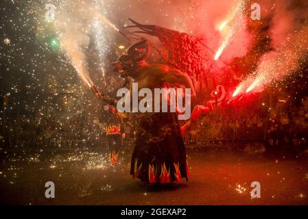 Barcelona, Spanien. August 2021. 'Atzeries' das Feuerbestie setzt seine Funken bis zum Ende der 'Festa Major de Gracia'. Der diesjährige Feuerlauf im Stadtteil Gracia in Barcelona ist aufgrund der anhaltenden COVI19-Krise, die zu einer reduzierten und eingeschränkten Version dieses berühmten Festivals führte, auf Sitzinhaber beschränkt. Quelle: Matthias Oesterle/Alamy Live News Stockfoto