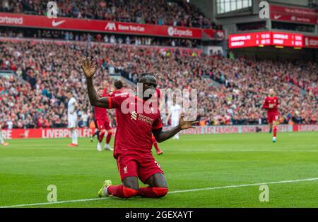 Liverpool. August 2021. Das Liverpooler Sadio Mane feiert am 21. August 2021 das zweite Tor beim Spiel der englischen Premier League zwischen Liverpool und Burnley in Anfield in Liverpool, Großbritannien.NUR FÜR REDAKTIONELLE ZWECKE. NICHT ZUM VERKAUF FÜR MARKETING- ODER WERBEKAMPAGNEN. KEINE VERWENDUNG MIT NICHT AUTORISIERTEN AUDIO-, VIDEO-, DATEN-, REGALLISTEN-, CLUB/LEAGUE-LOGOS ODER „LIVE“-DIENSTEN. SONNE RAUS. ONLINE-IN-MATCH-NUTZUNG AUF 45 BILDER BESCHRÄNKT, KEINE VIDEOEMULATION. KEINE VERWENDUNG BEI WETTEN, SPIELEN ODER VERÖFFENTLICHUNGEN EINZELNER CLUBS/VEREINE/VEREINE/SPIELER. Quelle: Xinhua/Alamy Live News Stockfoto