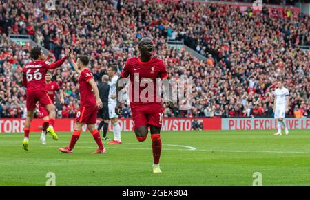 Liverpool. August 2021. Liverpools Sadio Mane (vorne) feiert am 21. August 2021 das zweite Tor während des Spiels der englischen Premier League zwischen Liverpool und Burnley in Anfield in Liverpool, Großbritannien.NUR FÜR REDAKTIONELLE VERWENDUNG. NICHT ZUM VERKAUF FÜR MARKETING- ODER WERBEKAMPAGNEN. KEINE VERWENDUNG MIT NICHT AUTORISIERTEN AUDIO-, VIDEO-, DATEN-, REGALLISTEN-, CLUB/LEAGUE-LOGOS ODER „LIVE“-DIENSTEN. SONNE RAUS. ONLINE-IN-MATCH-NUTZUNG AUF 45 BILDER BESCHRÄNKT, KEINE VIDEOEMULATION. KEINE VERWENDUNG BEI WETTEN, SPIELEN ODER VERÖFFENTLICHUNGEN EINZELNER CLUBS/VEREINE/VEREINE/SPIELER. Quelle: Xinhua/Alamy Live News Stockfoto