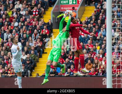 Liverpool. August 2021. Burnleys Torwart Nick Pope (C) rettet sich am 21. August 2021 vor Liverpools Virgil van Dijk (R) während des Spiels der englischen Premier League zwischen Liverpool und Burnley in Anfield in Liverpool, Großbritannien.NUR FÜR REDAKTIONELLE ZWECKE. NICHT ZUM VERKAUF FÜR MARKETING- ODER WERBEKAMPAGNEN. KEINE VERWENDUNG MIT NICHT AUTORISIERTEN AUDIO-, VIDEO-, DATEN-, REGALLISTEN-, CLUB/LEAGUE-LOGOS ODER „LIVE“-DIENSTEN. SONNE RAUS. ONLINE-IN-MATCH-NUTZUNG AUF 45 BILDER BESCHRÄNKT, KEINE VIDEOEMULATION. KEINE VERWENDUNG BEI WETTEN, SPIELEN ODER VERÖFFENTLICHUNGEN EINZELNER CLUBS/VEREINE/VEREINE/SPIELER. Quelle: Xinhua/Alamy Live News Stockfoto