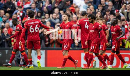 Liverpool. August 2021. Der Liverpooler Diogo Jota (3. L) feiert am 21. August 2021 das erste Tor während des Spiels der englischen Premier League zwischen Liverpool und Burnley in Anfield in Liverpool, Großbritannien.NUR FÜR REDAKTIONELLE VERWENDUNG. NICHT ZUM VERKAUF FÜR MARKETING- ODER WERBEKAMPAGNEN. KEINE VERWENDUNG MIT NICHT AUTORISIERTEN AUDIO-, VIDEO-, DATEN-, REGALLISTEN-, CLUB/LEAGUE-LOGOS ODER „LIVE“-DIENSTEN. SONNE RAUS. ONLINE-IN-MATCH-NUTZUNG AUF 45 BILDER BESCHRÄNKT, KEINE VIDEOEMULATION. KEINE VERWENDUNG BEI WETTEN, SPIELEN ODER VERÖFFENTLICHUNGEN EINZELNER CLUBS/VEREINE/VEREINE/SPIELER. Quelle: Xinhua/Alamy Live News Stockfoto