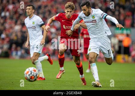 Liverpool. August 2021. Liverpools Kostantinos Tsimikas (C) fordert Dwight McNeil (R) von Burnley während des Spiels der englischen Premier League zwischen Liverpool und Burnley am 21. August 2021 in Anfield in Liverpool, Großbritannien, heraus. NICHT ZUM VERKAUF FÜR MARKETING- ODER WERBEKAMPAGNEN. KEINE VERWENDUNG MIT NICHT AUTORISIERTEN AUDIO-, VIDEO-, DATEN-, REGALLISTEN-, CLUB/LEAGUE-LOGOS ODER „LIVE“-DIENSTEN. SONNE RAUS. ONLINE-IN-MATCH-NUTZUNG AUF 45 BILDER BESCHRÄNKT, KEINE VIDEOEMULATION. KEINE VERWENDUNG BEI WETTEN, SPIELEN ODER VERÖFFENTLICHUNGEN EINZELNER CLUBS/VEREINE/VEREINE/SPIELER. Quelle: Xinhua/Alamy Live News Stockfoto