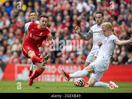 Liverpool. August 2021. Liverpools Diogo Jota (L) dreht während des Spiels der englischen Premier League zwischen Liverpool und Burnley am 21. August 2021 in Anfield in Liverpool, Großbritannien.NUR FÜR REDAKTIONELLE VERWENDUNG. NICHT ZUM VERKAUF FÜR MARKETING- ODER WERBEKAMPAGNEN. KEINE VERWENDUNG MIT NICHT AUTORISIERTEN AUDIO-, VIDEO-, DATEN-, REGALLISTEN-, CLUB/LEAGUE-LOGOS ODER „LIVE“-DIENSTEN. SONNE RAUS. ONLINE-IN-MATCH-NUTZUNG AUF 45 BILDER BESCHRÄNKT, KEINE VIDEOEMULATION. KEINE VERWENDUNG BEI WETTEN, SPIELEN ODER VERÖFFENTLICHUNGEN EINZELNER CLUBS/VEREINE/VEREINE/SPIELER. Quelle: Xinhua/Alamy Live News Stockfoto