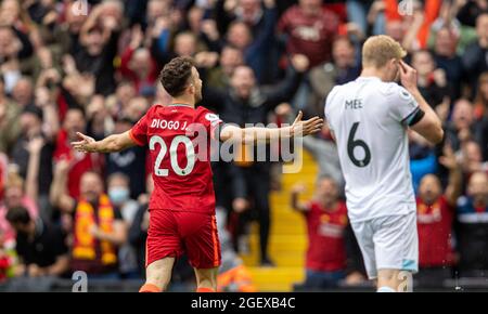 Liverpool. August 2021. Der Liverpooler Diogo Jota (L) feiert am 21. August 2021 das erste Tor während des Spiels der englischen Premier League zwischen Liverpool und Burnley in Anfield in Liverpool, Großbritannien.NUR FÜR REDAKTIONELLE VERWENDUNG. NICHT ZUM VERKAUF FÜR MARKETING- ODER WERBEKAMPAGNEN. KEINE VERWENDUNG MIT NICHT AUTORISIERTEN AUDIO-, VIDEO-, DATEN-, REGALLISTEN-, CLUB/LEAGUE-LOGOS ODER „LIVE“-DIENSTEN. SONNE RAUS. ONLINE-IN-MATCH-NUTZUNG AUF 45 BILDER BESCHRÄNKT, KEINE VIDEOEMULATION. KEINE VERWENDUNG BEI WETTEN, SPIELEN ODER VERÖFFENTLICHUNGEN EINZELNER CLUBS/VEREINE/VEREINE/SPIELER. Quelle: Xinhua/Alamy Live News Stockfoto