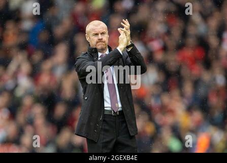 Liverpool. August 2021. Burnleys Manager Sean Dyche applaudiert den Fans nach dem Spiel der englischen Premier League zwischen Liverpool und Burnley am 21. August 2021 in Anfield in Liverpool, Großbritannien.NUR FÜR REDAKTIONELLE VERWENDUNG. NICHT ZUM VERKAUF FÜR MARKETING- ODER WERBEKAMPAGNEN. KEINE VERWENDUNG MIT NICHT AUTORISIERTEN AUDIO-, VIDEO-, DATEN-, REGALLISTEN-, CLUB/LEAGUE-LOGOS ODER „LIVE“-DIENSTEN. SONNE RAUS. ONLINE-IN-MATCH-NUTZUNG AUF 45 BILDER BESCHRÄNKT, KEINE VIDEOEMULATION. KEINE VERWENDUNG BEI WETTEN, SPIELEN ODER VERÖFFENTLICHUNGEN EINZELNER CLUBS/VEREINE/VEREINE/SPIELER. Quelle: Xinhua/Alamy Live News Stockfoto