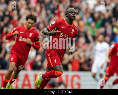 Liverpool. August 2021. Sadio Mane (Front) aus Liverpool feiert am 21. August 2021 das zweite Tor während des Spiels der englischen Premier League zwischen Liverpool und Burnley in Anfield in Liverpool, Großbritannien.NUR FÜR REDAKTIONELLE VERWENDUNG. NICHT ZUM VERKAUF FÜR MARKETING- ODER WERBEKAMPAGNEN. KEINE VERWENDUNG MIT NICHT AUTORISIERTEN AUDIO-, VIDEO-, DATEN-, REGALLISTEN-, CLUB/LEAGUE-LOGOS ODER „LIVE“-DIENSTEN. SONNE RAUS. ONLINE-IN-MATCH-NUTZUNG AUF 45 BILDER BESCHRÄNKT, KEINE VIDEOEMULATION. KEINE VERWENDUNG BEI WETTEN, SPIELEN ODER VERÖFFENTLICHUNGEN EINZELNER CLUBS/VEREINE/VEREINE/SPIELER. Quelle: Xinhua/Alamy Live News Stockfoto