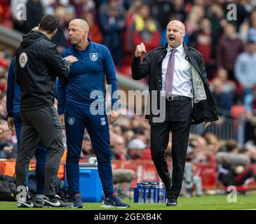 Liverpool. August 2021. Burnleys Manager Sean Dyche (R) reagiert während des Spiels der englischen Premier League zwischen Liverpool und Burnley am 21. August 2021 in Anfield in Liverpool, Großbritannien.NUR FÜR REDAKTIONELLE VERWENDUNG. NICHT ZUM VERKAUF FÜR MARKETING- ODER WERBEKAMPAGNEN. KEINE VERWENDUNG MIT NICHT AUTORISIERTEN AUDIO-, VIDEO-, DATEN-, REGALLISTEN-, CLUB/LEAGUE-LOGOS ODER „LIVE“-DIENSTEN. SONNE RAUS. ONLINE-IN-MATCH-NUTZUNG AUF 45 BILDER BESCHRÄNKT, KEINE VIDEOEMULATION. KEINE VERWENDUNG BEI WETTEN, SPIELEN ODER VERÖFFENTLICHUNGEN EINZELNER CLUBS/VEREINE/VEREINE/SPIELER. Quelle: Xinhua/Alamy Live News Stockfoto