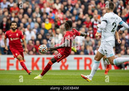 Liverpool. August 2021. Sadio Mane (C) aus Liverpool erzielt am 21. August 2021 in Anfield in Liverpool, Großbritannien, das zweite Tor während des Spiels der englischen Premier League zwischen Liverpool und Burnley. NICHT ZUM VERKAUF FÜR MARKETING- ODER WERBEKAMPAGNEN. KEINE VERWENDUNG MIT NICHT AUTORISIERTEN AUDIO-, VIDEO-, DATEN-, REGALLISTEN-, CLUB/LEAGUE-LOGOS ODER „LIVE“-DIENSTEN. SONNE RAUS. ONLINE-IN-MATCH-NUTZUNG AUF 45 BILDER BESCHRÄNKT, KEINE VIDEOEMULATION. KEINE VERWENDUNG BEI WETTEN, SPIELEN ODER VERÖFFENTLICHUNGEN EINZELNER CLUBS/VEREINE/VEREINE/SPIELER. Quelle: Xinhua/Alamy Live News Stockfoto