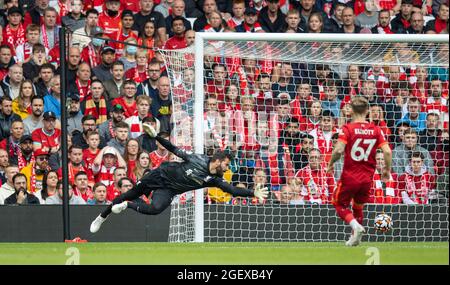 Liverpool. August 2021. Liverpools Torwart Alisson Becker tritt am 21. August 2021 beim Spiel der englischen Premier League zwischen Liverpool und Burnley in Anfield in Liverpool, Großbritannien, an. NICHT ZUM VERKAUF FÜR MARKETING- ODER WERBEKAMPAGNEN. KEINE VERWENDUNG MIT NICHT AUTORISIERTEN AUDIO-, VIDEO-, DATEN-, REGALLISTEN-, CLUB/LEAGUE-LOGOS ODER „LIVE“-DIENSTEN. SONNE RAUS. ONLINE-IN-MATCH-NUTZUNG AUF 45 BILDER BESCHRÄNKT, KEINE VIDEOEMULATION. KEINE VERWENDUNG BEI WETTEN, SPIELEN ODER VERÖFFENTLICHUNGEN EINZELNER CLUBS/VEREINE/VEREINE/SPIELER. Quelle: Xinhua/Alamy Live News Stockfoto