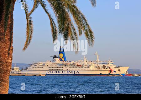 Die Autofähren Marko Polo (Jadrolinija) und Mobe Corse (Moby Lines) vertäuten im Hafen von Split Kroatien Stockfoto